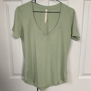 aritzia babaton foundation v-neck t-shirt